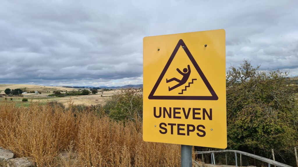 uneven steps sign